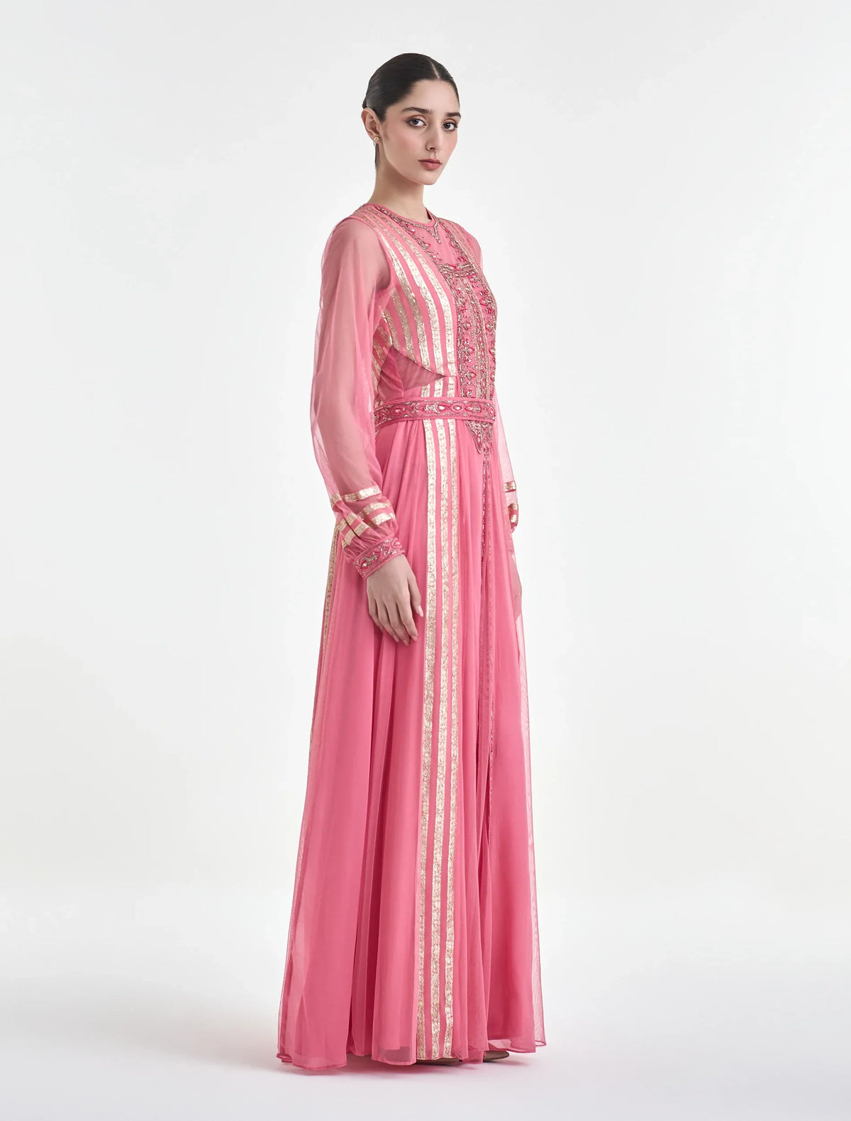 فستان بكم طويل مطرز بتطريزات ذهبية يدوية
Long-sleeve dress with gold hand embroidery