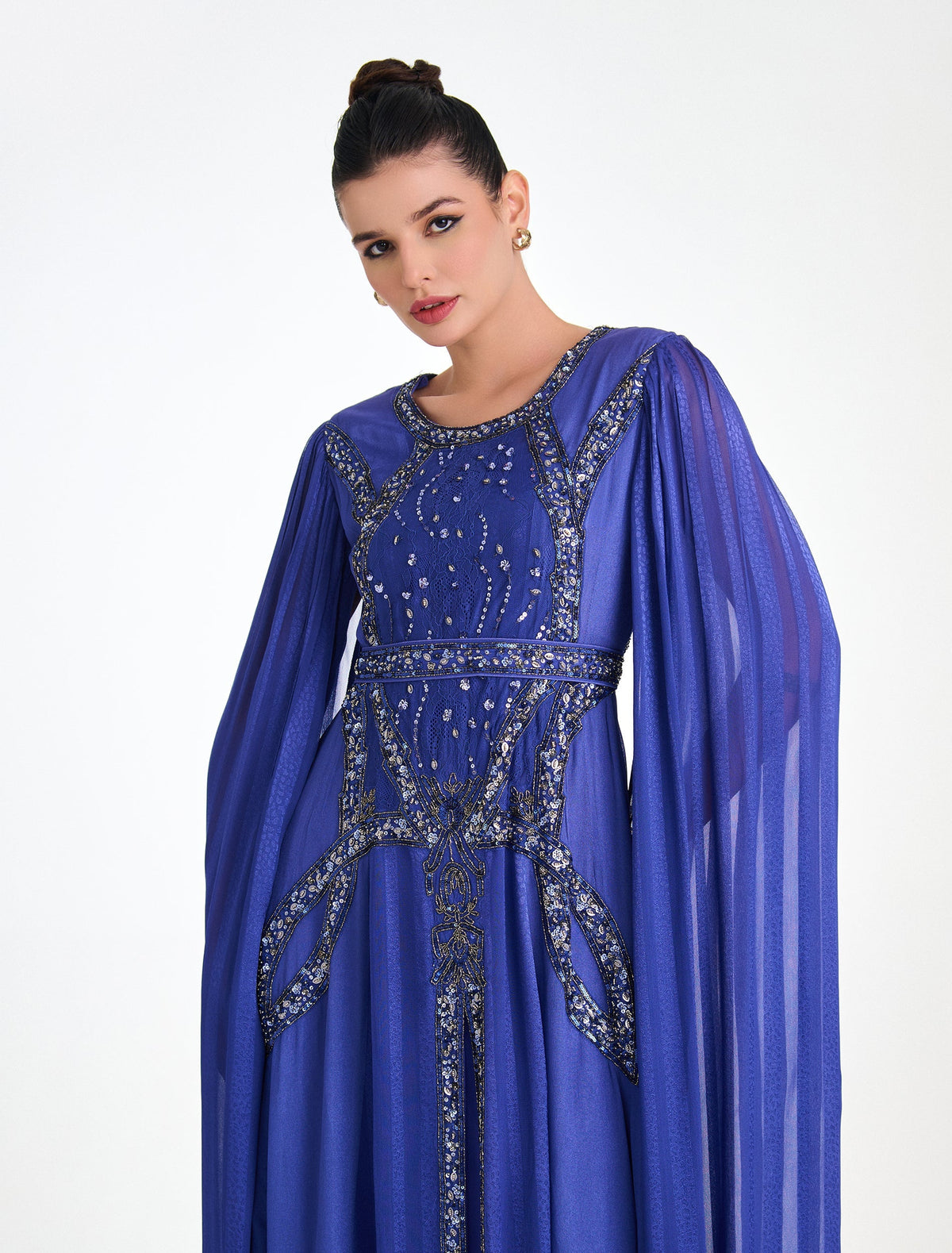 فستان ازرق نيلي بتطريزات لامعة