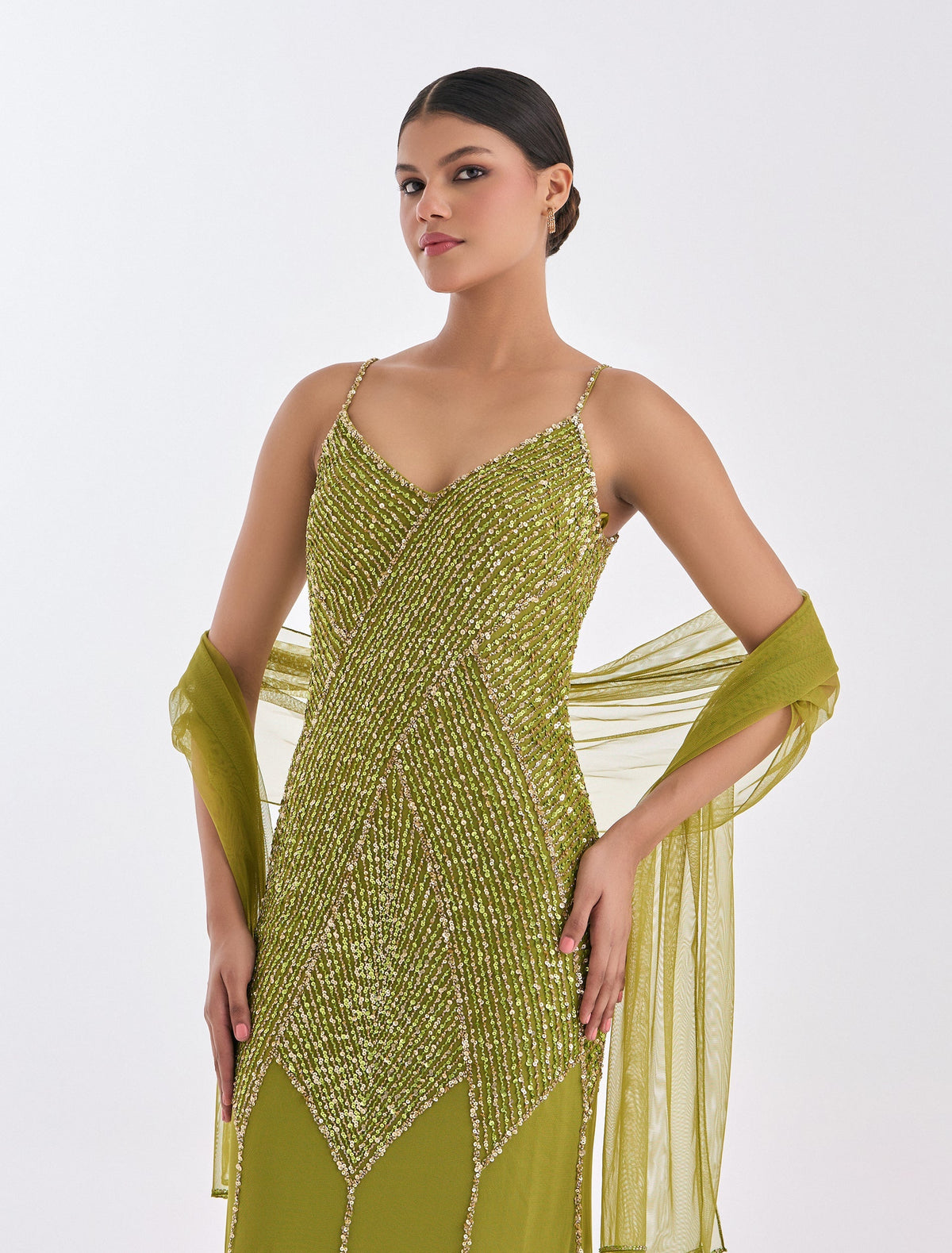 فستان سهرة ليموني بتطريز يدوي لامع
long lemon dress  with shimmering embroidery